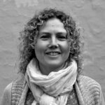 Celinah Malue Jakobsen: Psykomotorisk terapeut og underviser i yoga. Jeg finder det dybt meningsfuldt at arbejde med min egen og andres indre udviklingsrejse. Særligt i forhold til hvordan kontakten med kroppen kan bruges i dette arbejde. Derudover har jeg det bedst når jeg er under åben himmel og tilbringer meget tid i naturen, som jeg nærer en stor kærlighed til. Indendørs dyrker jeg yoga og mindfulness og danser barfodsdans i selskab med andre passionerede dansere.