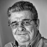 Jesper Juul er familieterapeut, forfatter, stifter af det internationale netværk familylab og en af nutidens største pædagogiske teoretikere og praktikere. Sammen med psykologen Helle Jensen har han skabt og udviklet begrebet relationskompetence der i forbindelse med den ny skolereform er blevet en del af folkeskolens grundlag. Hans nyeste bog handler om agression. Det tyske magasin Die Zeit har kaldt ham "Europas mest efterspurgte specialist i afslappet venlighed overfor børn og unge." jesperjuul.com 