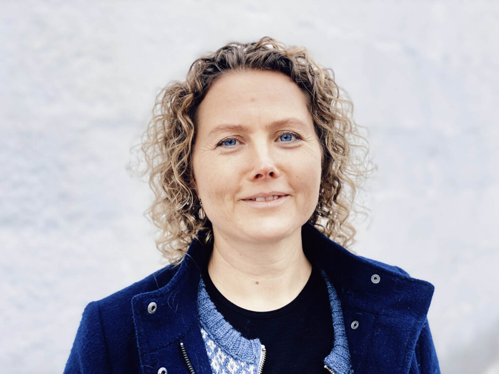 CELINAH MALUE JAKOBSEN: AT VÆRE MED DET SOM ER
