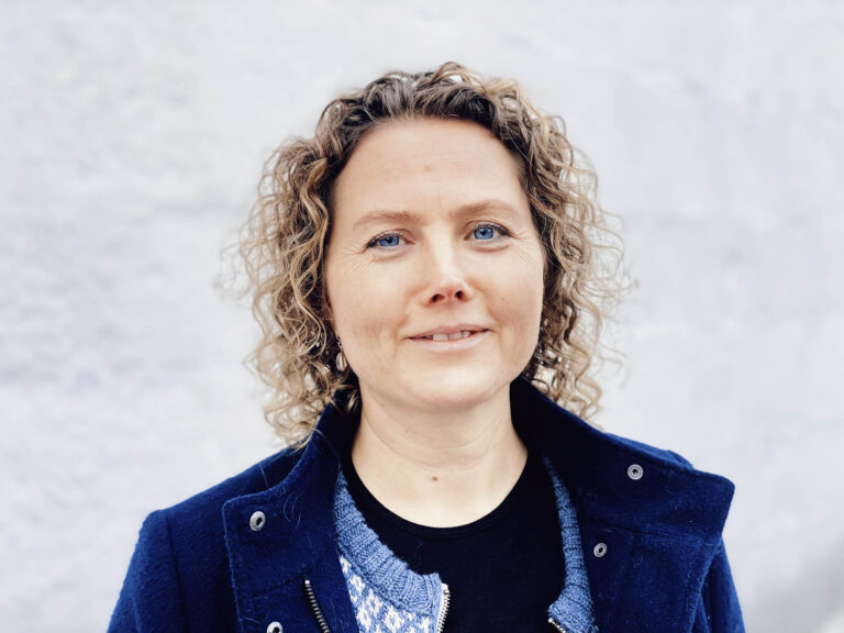 CELINAH MALUE JAKOBSEN: AT VÆRE MED DET SOM ER