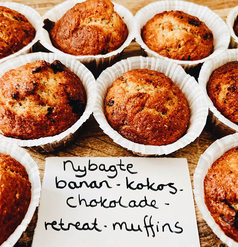 Nybagte Banan-kokos-choko muffins