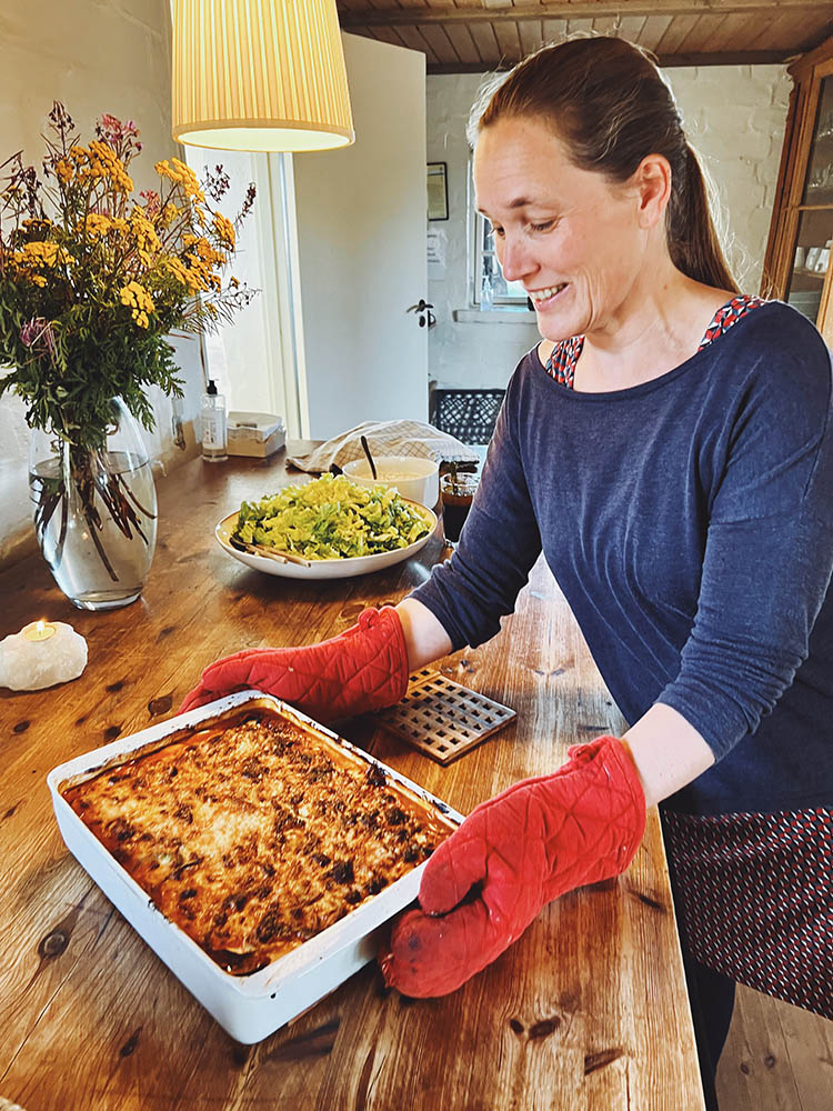 Britta serverer mousaka
