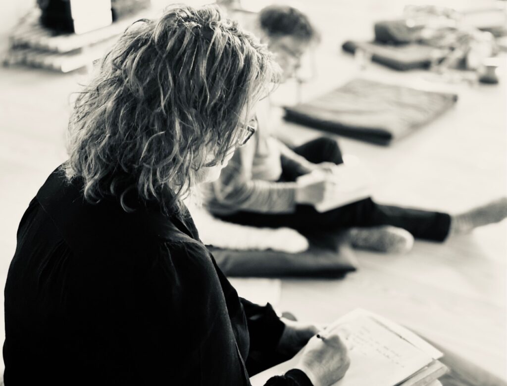 Hanne Lande i Skrivemeditation. Foto: Charlotte Toft