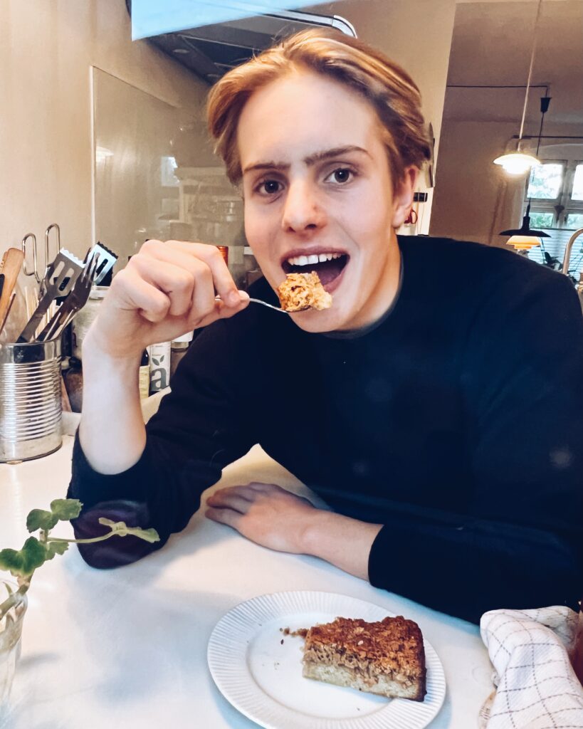 Daniel (15) nyder en bid af den glutenfri drømmekage