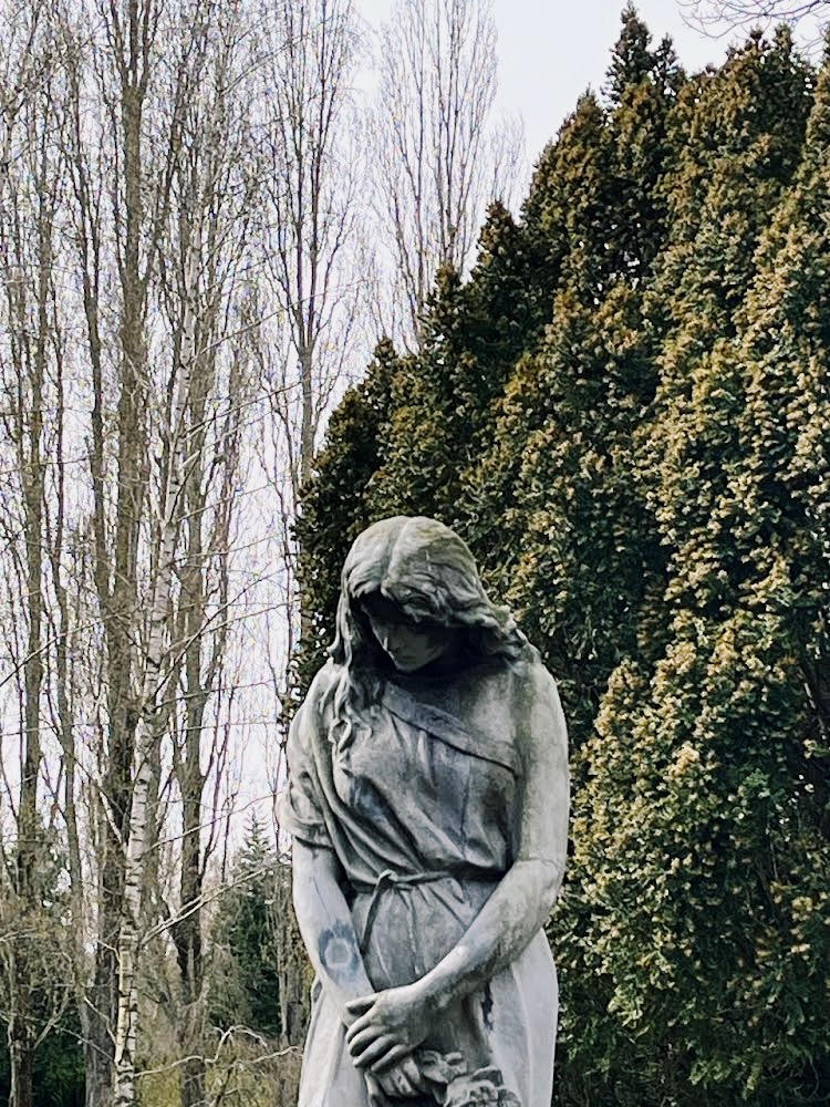 Skulptur af kvinde på Assistentens kirkegaard