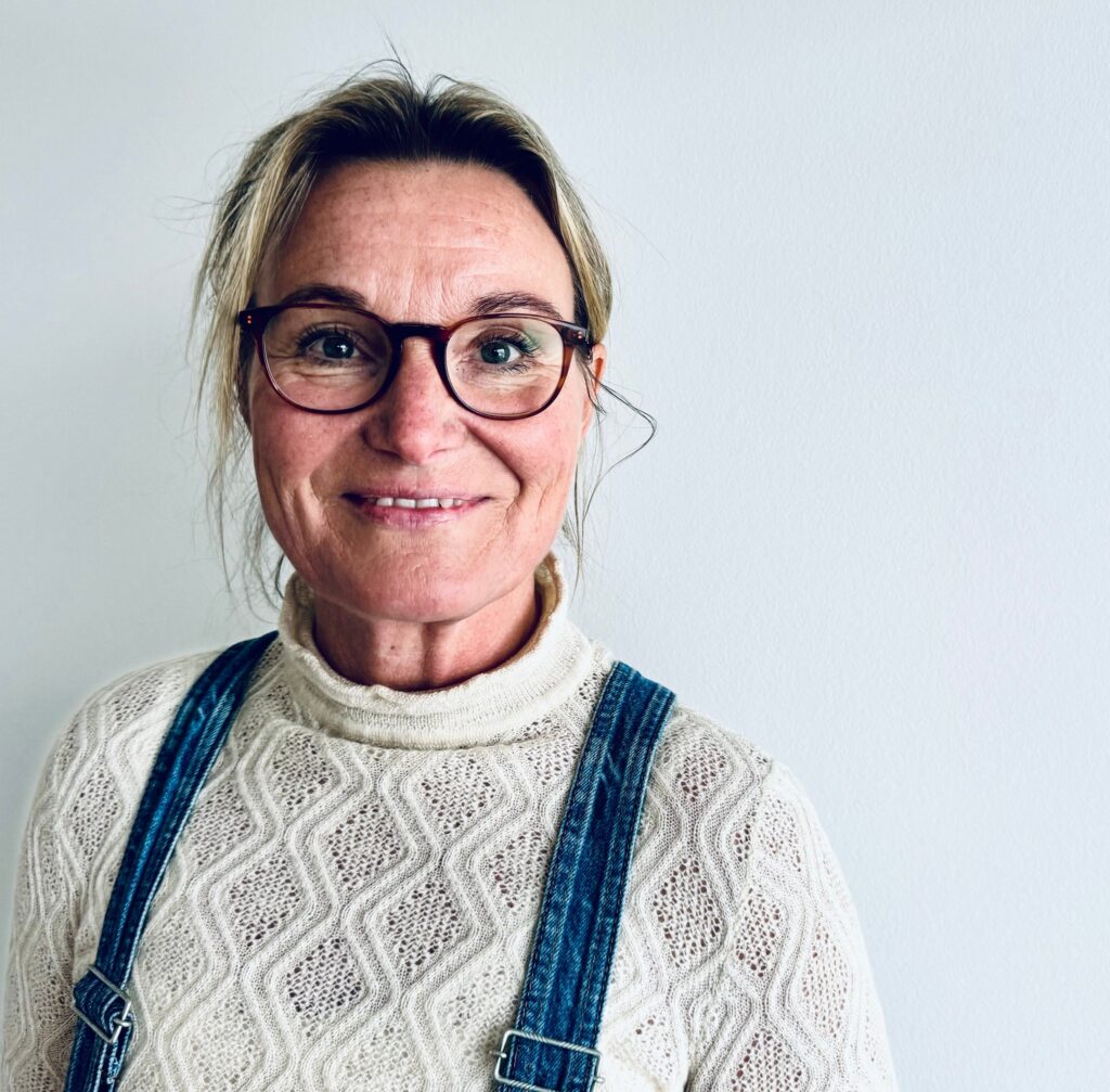 Portræt af Anne Rosenvold, hvid strikketrøje og sælebukser
