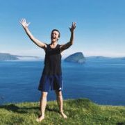 Ung mand, Lasse, på klippekant på Færøerne