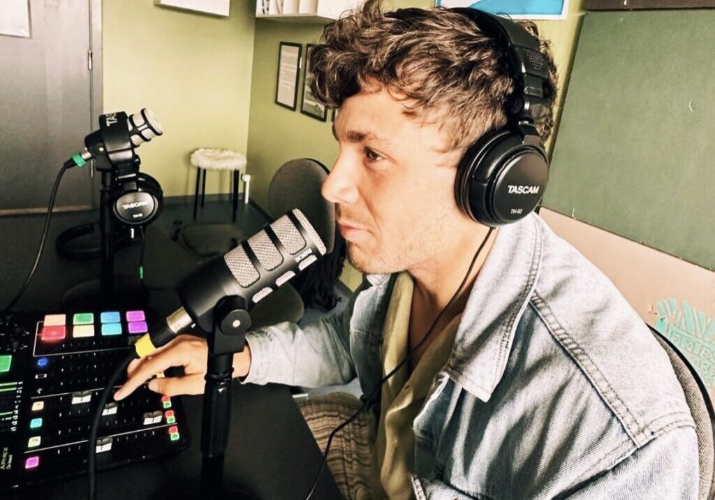 Jonathan, ung mand med headphones i podcaststudio