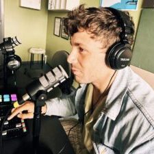 Jonathan, ung mand med headphones i podcaststudio