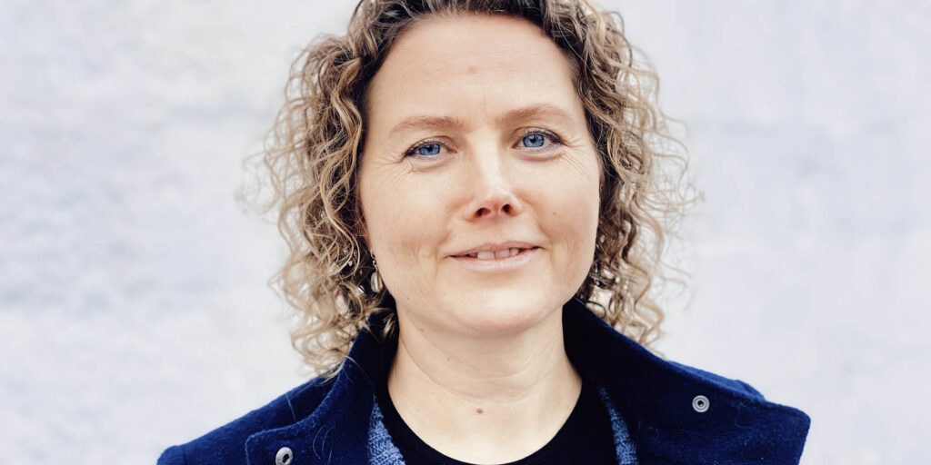 CELINAH MALUE JAKOBSEN: AT VÆRE MED DET SOM ER