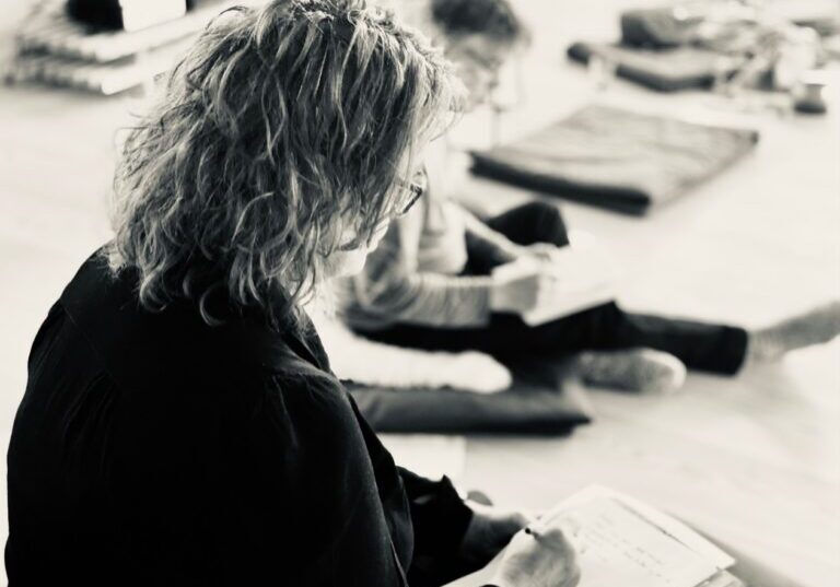Hanne Lande i Skrivemeditation. Foto: Charlotte Toft