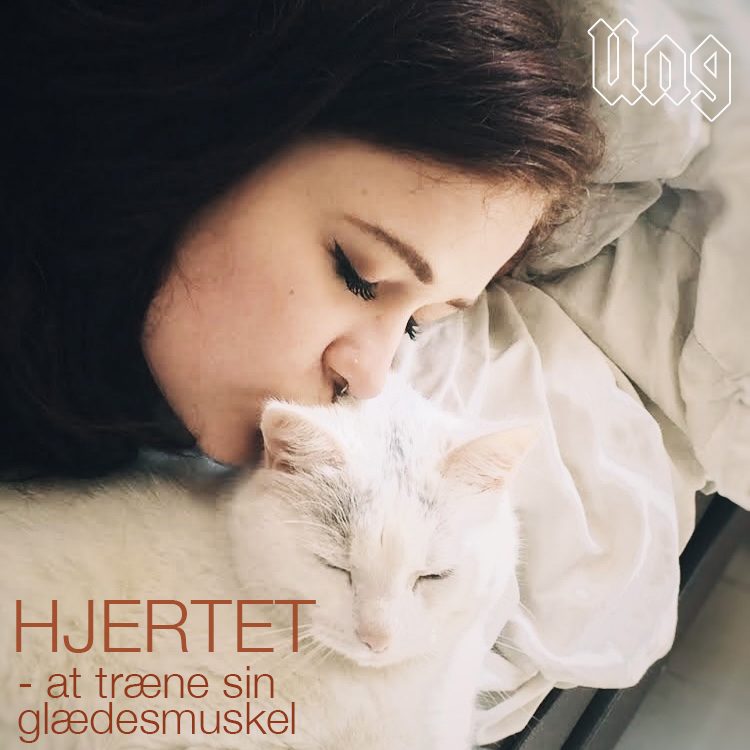 Ung kvinde kysser kat