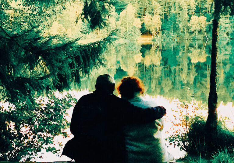 Par på benk ved skovsø