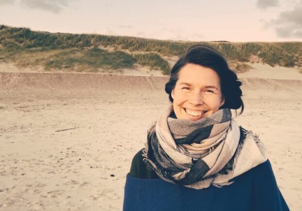 Kvinde (Hanneli) på stranden ved Vesterhavet