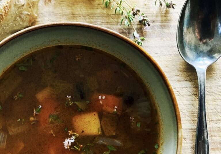 Suppe med ske og frisk timian