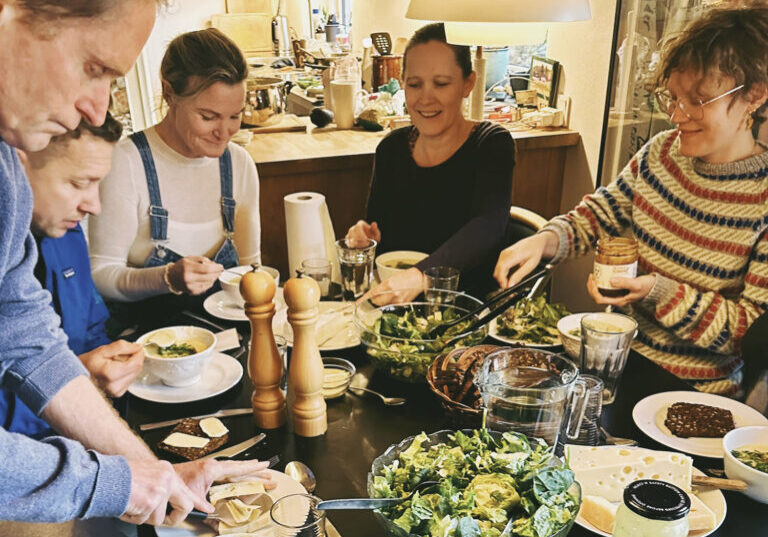 Teamet paa Landronyder-jordskok-karoffelsuppe til frokost